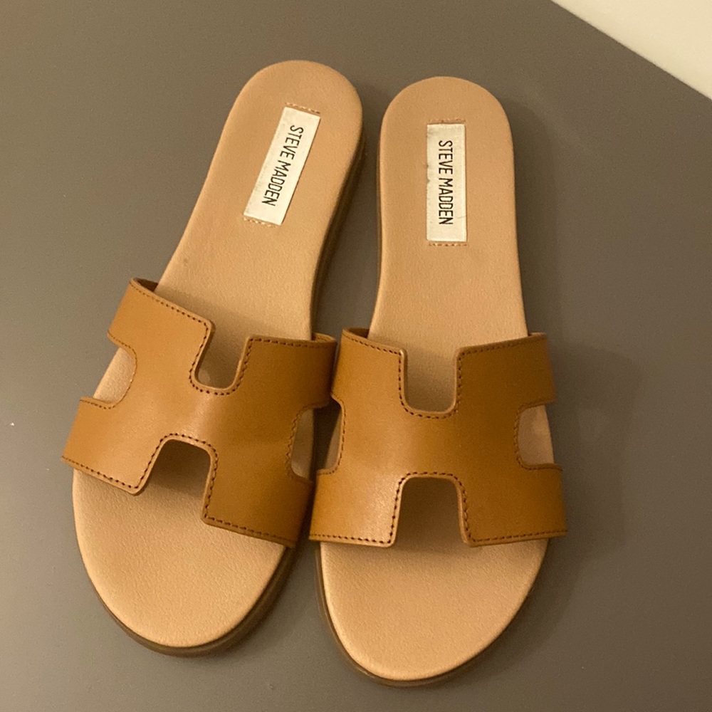 Steve Madden Sandals sz 9.5M cognac leather flat slip on.